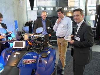 Das Quad mit Fahrzeughalterung und Jens Rhein, PWA Electronic GmbH, mit Teilnehmer.